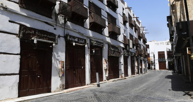 ジッダ旧市街の人気のない通り。王国はコロナウイルス大流行の影響を最小化することを目指す改革を導入した。（AFP）