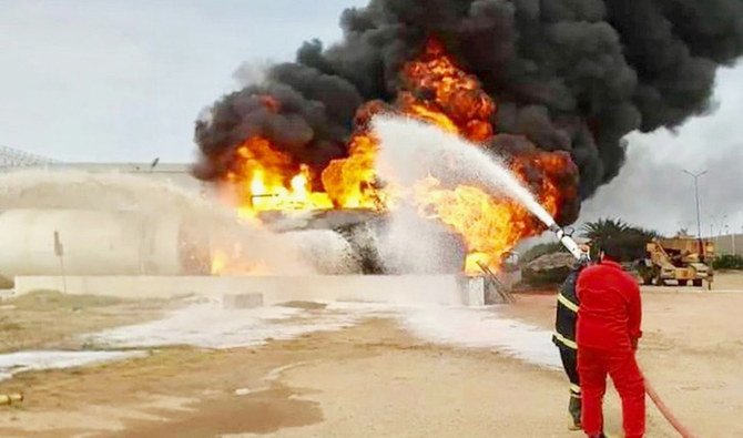 リビアの首都トリポリのミティガ空港への攻撃の後、火災と闘う消防士たち。（AFP/資料写真）