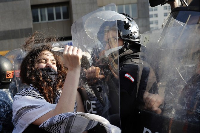 深刻化する経済危機に反対しレバノンのベイルートで先週起こった抗議デモ。(AP)