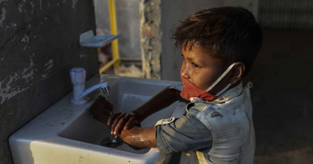 2020年3月27日、バングラデシュのダッカのサダーガット・ローンチ・ターミナルでCOVID-19の予防策として手を洗う子供。（APの写真）