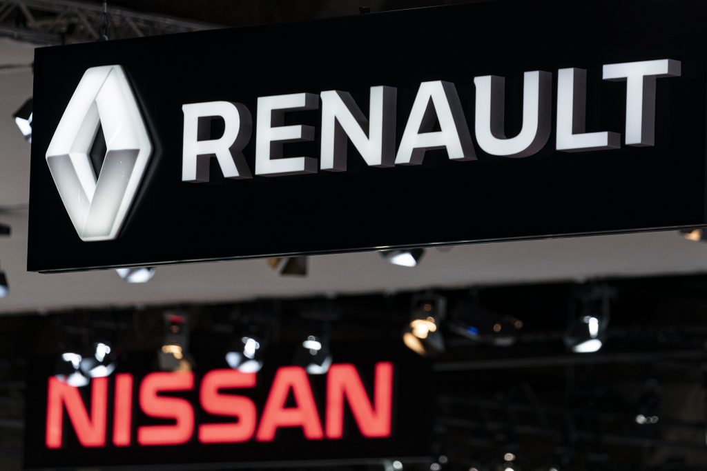 2020年1月9日にブリュッセルで開かれたブリュッセル・モーターショーで撮影されたルノーと日産の自動車用ロゴ。