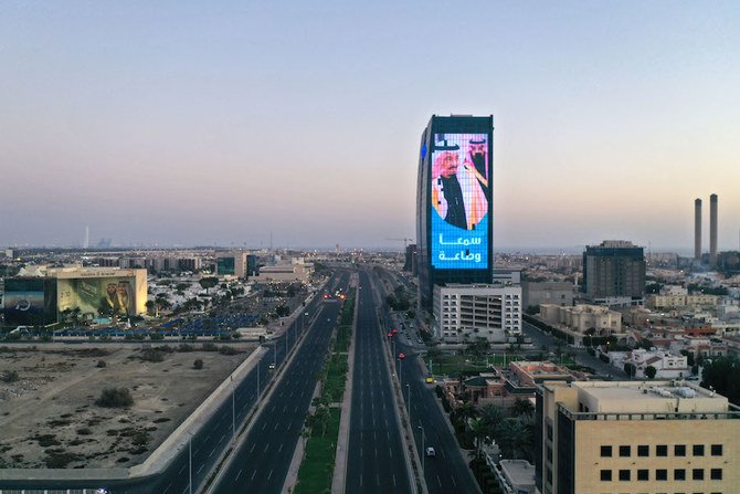 新型コロナが大流行している間、サウジ沿岸都市ジェッダの無人の街路を上空から見た様子。（AFP）