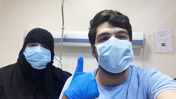 病院で母親と一緒にいる元気なオマル・ハフィズ医師。(提供: @omarrhafiz)