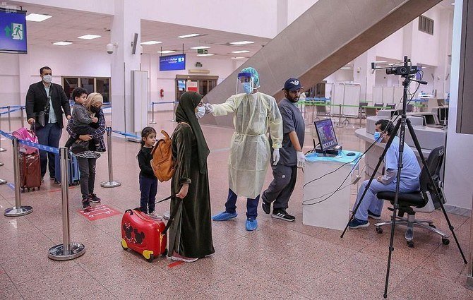 帰還国民らは、サウジアラビア外務省、観光省、保健省、民間航空総局の職員らによって出迎えられた。（サウジアラビア国営通信SPA）