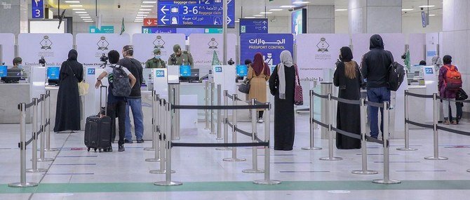 帰還国民らは、サウジアラビア外務省、観光省、保健省、民間航空総局の職員らによって出迎えられた。（サウジアラビア国営通信SPA）
