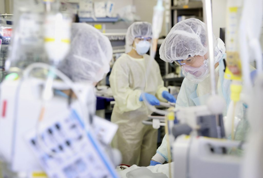 新型コロナウイルス感染症の世界的流行の最前線で対応している日本の勤務医は、その多くがマスクを何度も使いまわし、危険手当はほとんど支払われていない。(AFP)