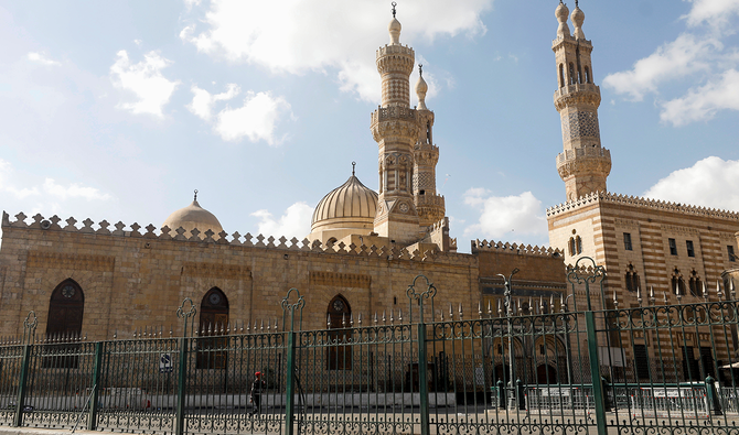 2020年5月24日、エジプトのカイロで新型コロナウイルス感染症の感染拡大が懸念される中、イスラム教の断食月明けの祝祭、イード・アル・フィトルの期間中、閉鎖されていたアル・アズハル・モスクの様子（ロイター） 。
