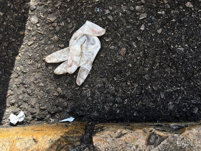 歩道に捨てられている保護手袋。レバノン首都ベイルート。2020年4月8日。（AFP）
