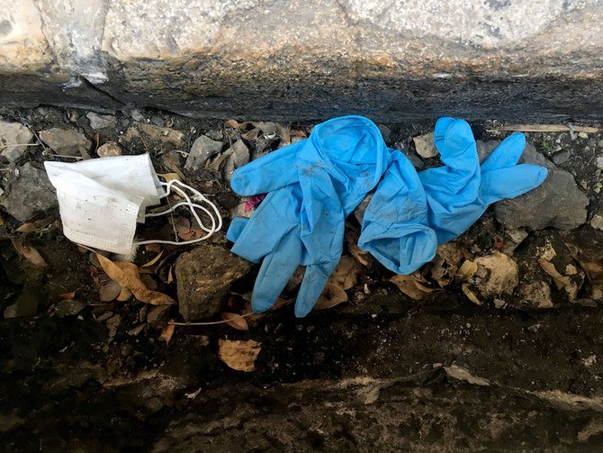 歩道に捨てられている手袋一組みとマスク。レバノン首都ベイルート。2020年4月8日。（AFP）