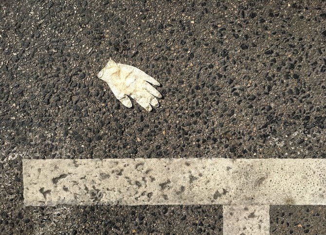 歩道に捨てられている保護手袋。レバノン首都ベイルート。2020年4月8日。（AFP）