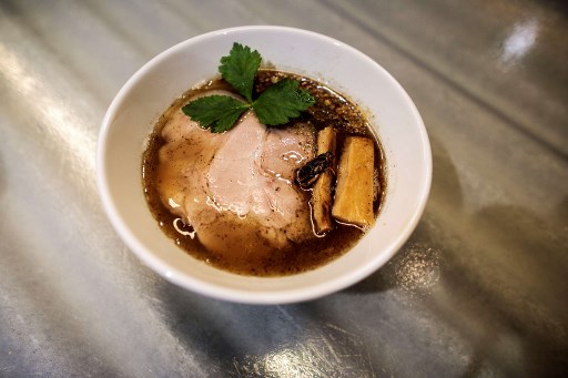 コオロギラーメン一食分の見本。東京のキッチンで。2020年5月13日撮影．（AFP）