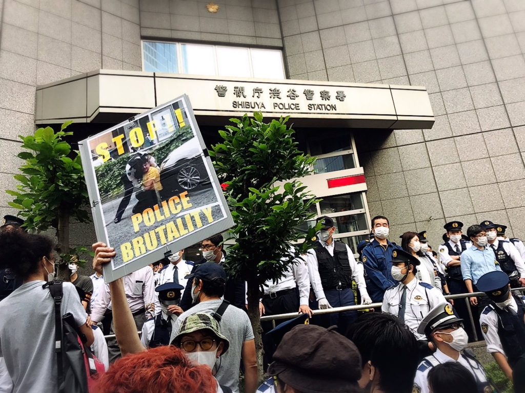 抗議に参加した人たちは、渋谷警察署の前で「外国人を差別するな」と叫んだ。(Twitter/ @Gregor_Wakounig)