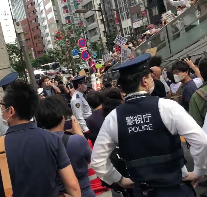 抗議に参加した人たちは、渋谷警察署の前で「外国人を差別するな」と叫んだ。（ソーシャルメディア）