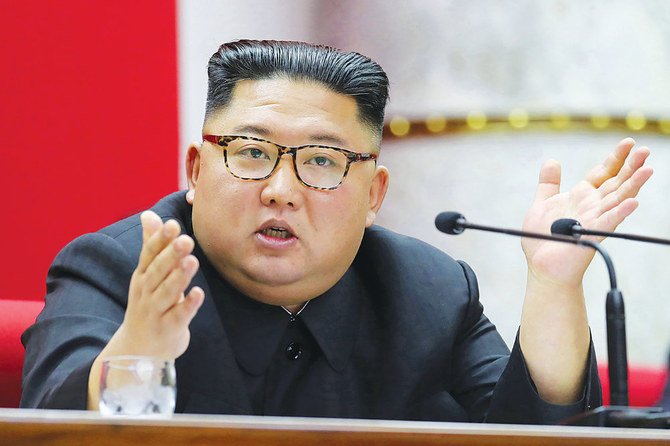 北朝鮮の指導者金正恩氏(左)の資料写真。2019年撮影。(AFP)