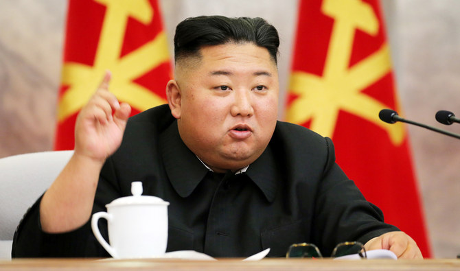 2020年5月24日に北朝鮮の国営朝鮮中央通信（KCNA）が発表した日付不特定の写真は、北朝鮮の指導者金正恩氏が北朝鮮の非公開の場所で朝鮮労働党中央軍事委員会に出席した様子を写す。（AFP）