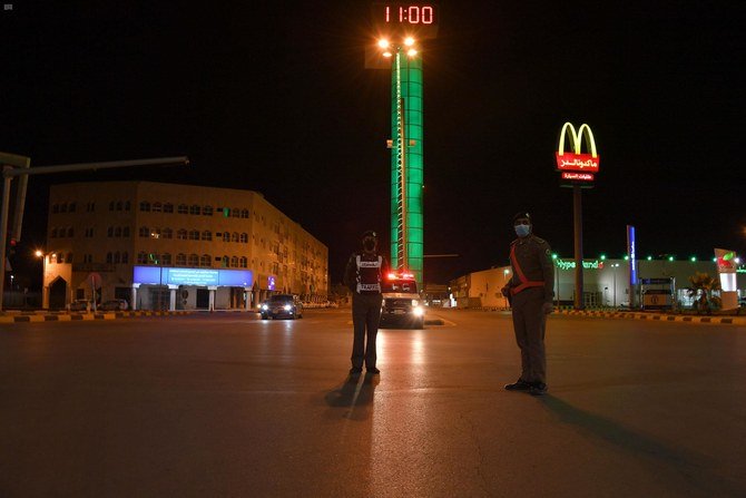 サウジ中心部のカーシム地区で人々が外出しないように街頭をパトロールする警察。王国はCOVID-19伝染病の拡散を止める一助とするため、イード中も外出禁止を守る。（SPA）