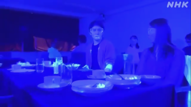 NHKの実験では、ビュッフェレストランやクルーズ船の雰囲気をシミュレーションした。（Screengrab）
