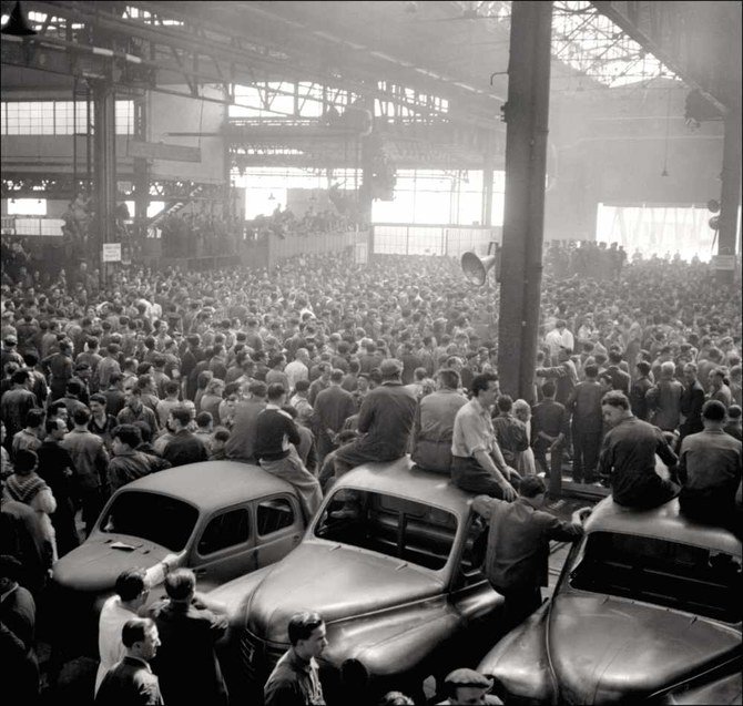 1953年4月、パリ近郊のイルセギーンの旧ルノー工場の作業場で、労働者がストライキをするための従業員総会に出席している。(AFP通信)