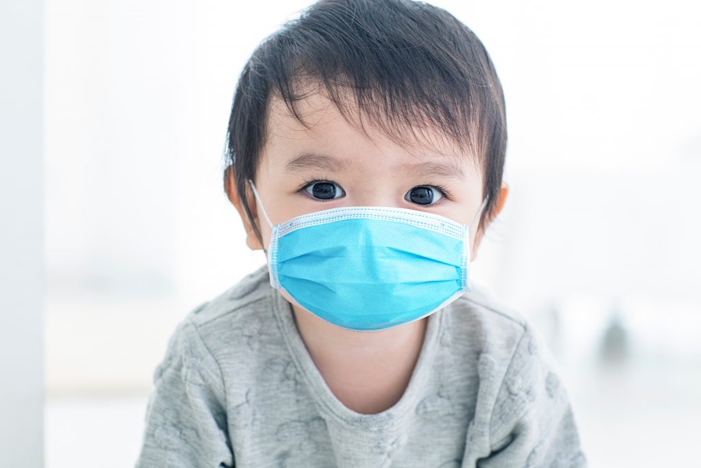 日本の医療団体は、「呼吸がしにくくなり窒息の危険性を高めることから、2歳未満の子どもにはマスクを着用させるべきでない」と保護者に緊急警告を出した。（シャッターストック）