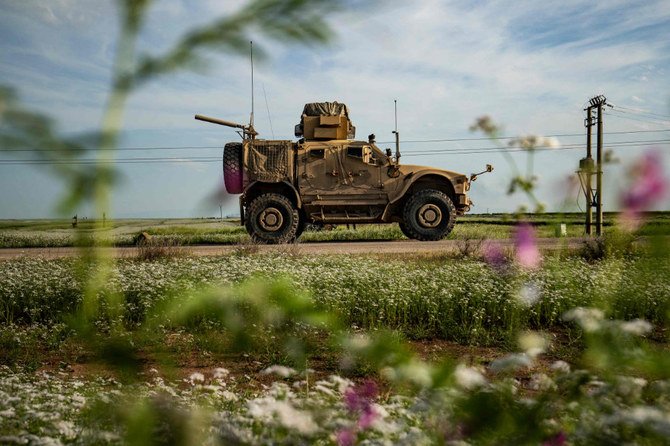 2020年5月8日、トルコ国境近くシリア北東ハサケ州のカータニヤの町の油田をパトロールする米軍車両。（AFP)