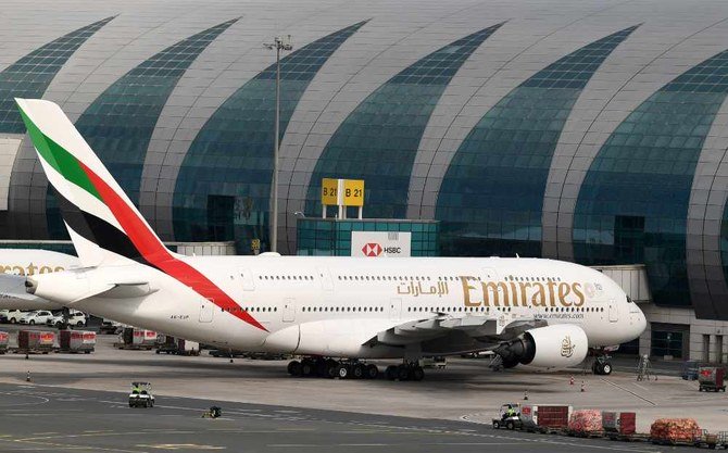 コロナウイルスのパンデミックにより、航空会社がすべての旅客業務を停止したことを受け、ドバイ国際空港に駐機するエミレーツ航空のエアバスA380-842型機。(AFP / KARIM SAHIB)