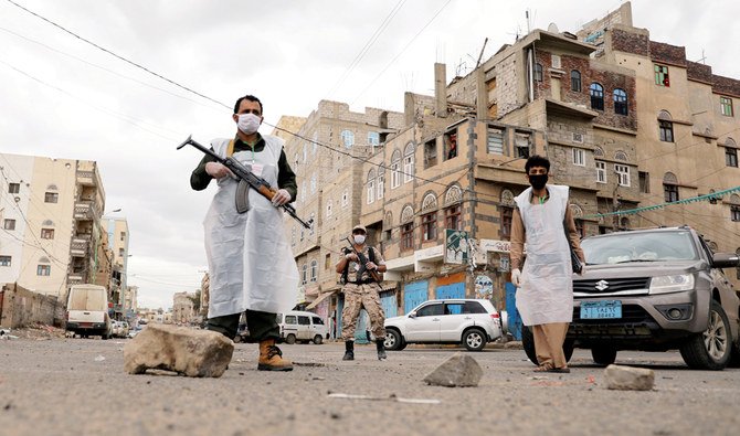 2020年5月6日、イエメンのサヌアで、コロナウイルス感染症（COVID-19）蔓延の懸念の中24時間の外出禁止令中にマスクを着用して警路上に立つ備員。（ロイター）