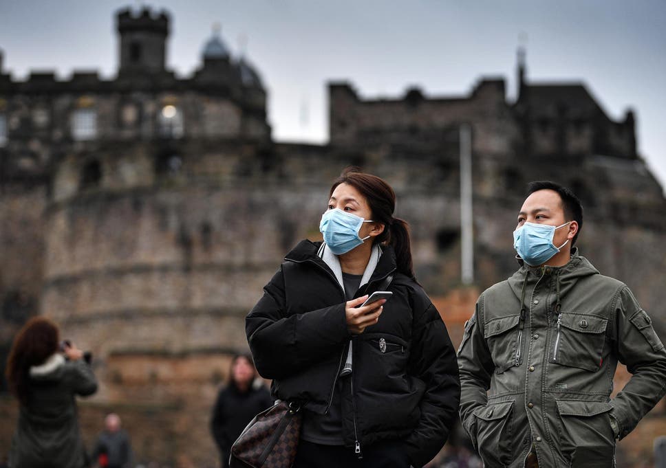 スコットランドのエジンバラ城を訪れるマスク姿の観光客。(ゲッティ・イメージズ)