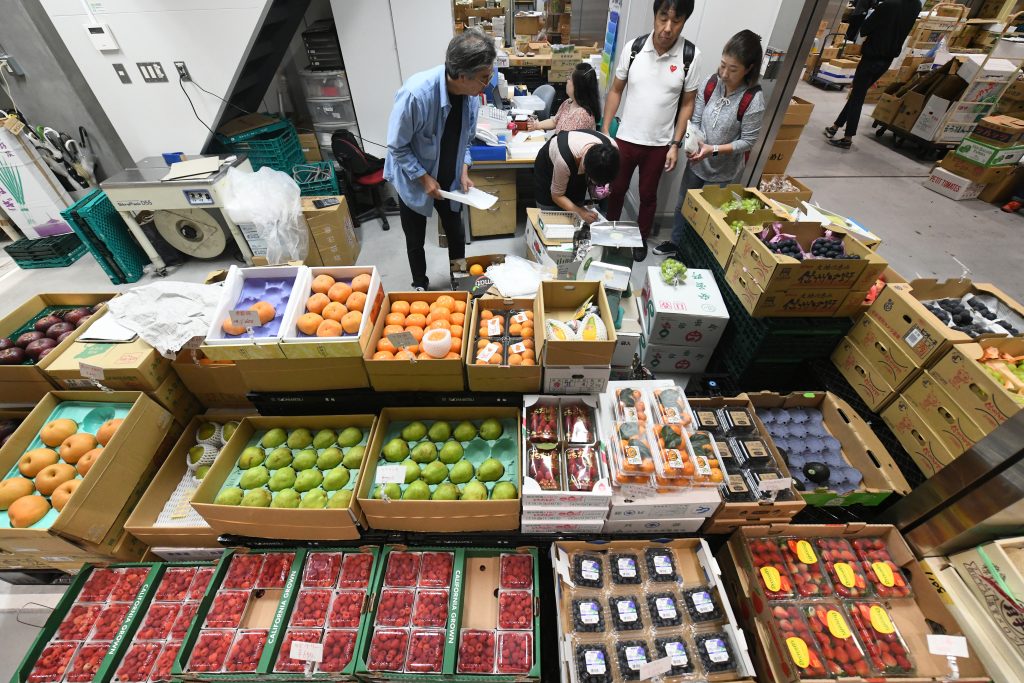 場内の公共通路を見学者と市場関係者に分けるなどの対策も導入する。(AFP)