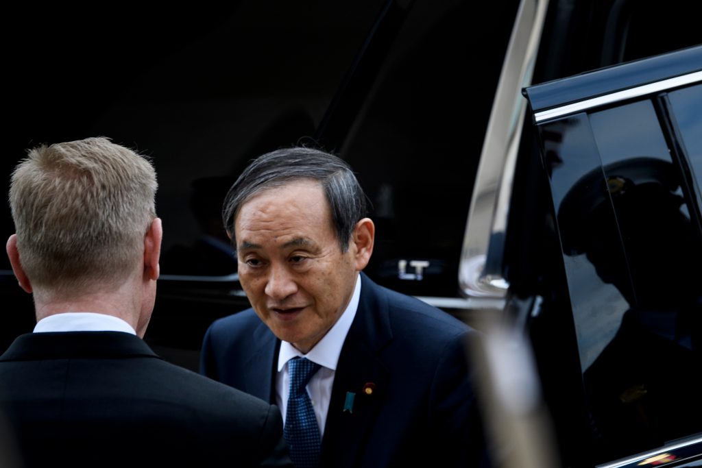 菅官房長官は記者会見で、全国人民代表大会で国家安全法が採択された5月28日、日本政府は声明発表に加え「深い憂慮を表明した」と述べ、中国の政府関係者に対しても直接申し入れを行ったと説明した。（AFP）