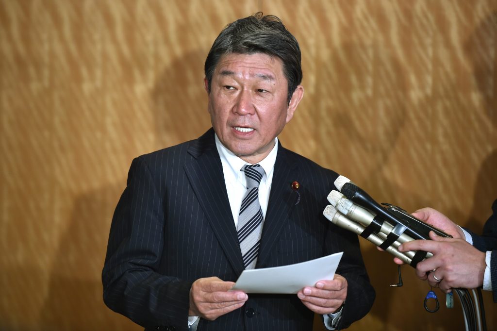 2020年3月20日、日中韓三国外相電話会談後に東京の外務省で記者に話をする日本の茂木敏充外務大臣。(AFP)