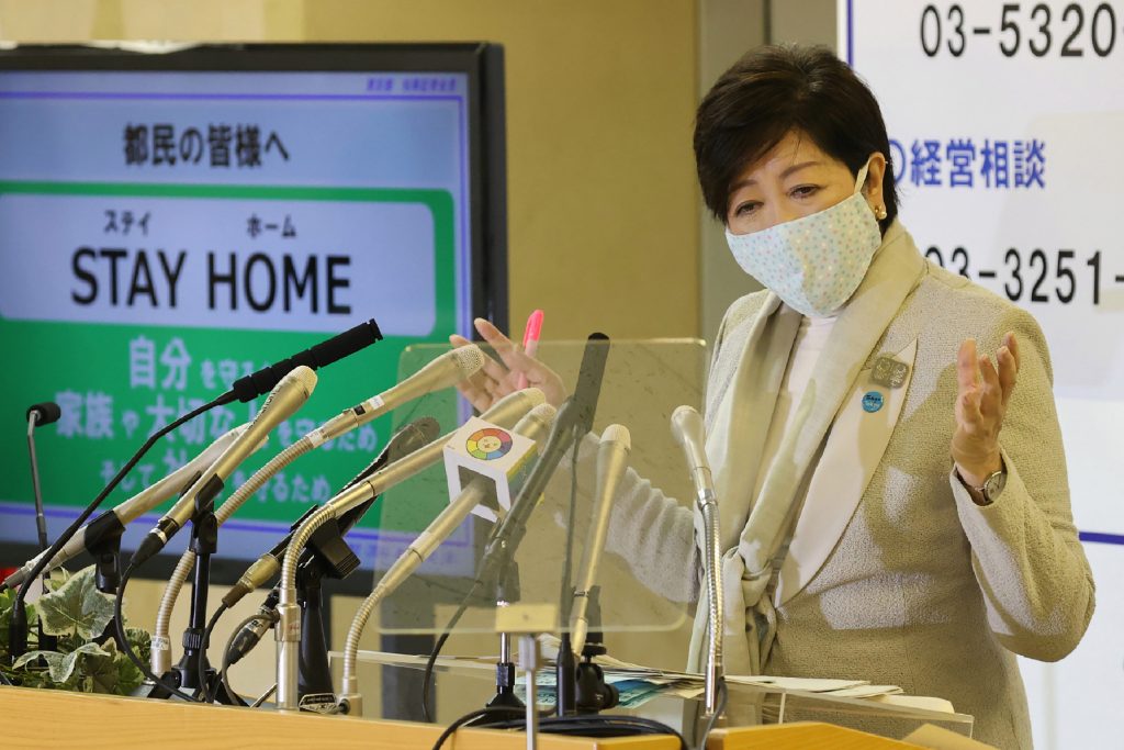 2020年4月10日、東京の東京都庁事務所で、東京都の小池百合子知事がCOVID-19 新型コロナウイルスに関する記者会見に応じている。（AFP通信）