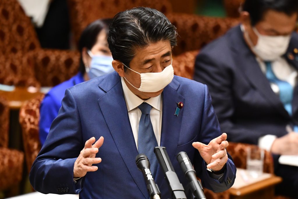 東京都内の国会参院予算委員会でマスクをつけて答弁する日本の安倍晋三首相＝2020年4月30日 (AFP)