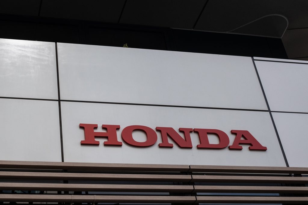 米国で自動車を現地生産するホンダは、工場の被害はないものの、販売店の窓ガラスが割られた。(AFP)