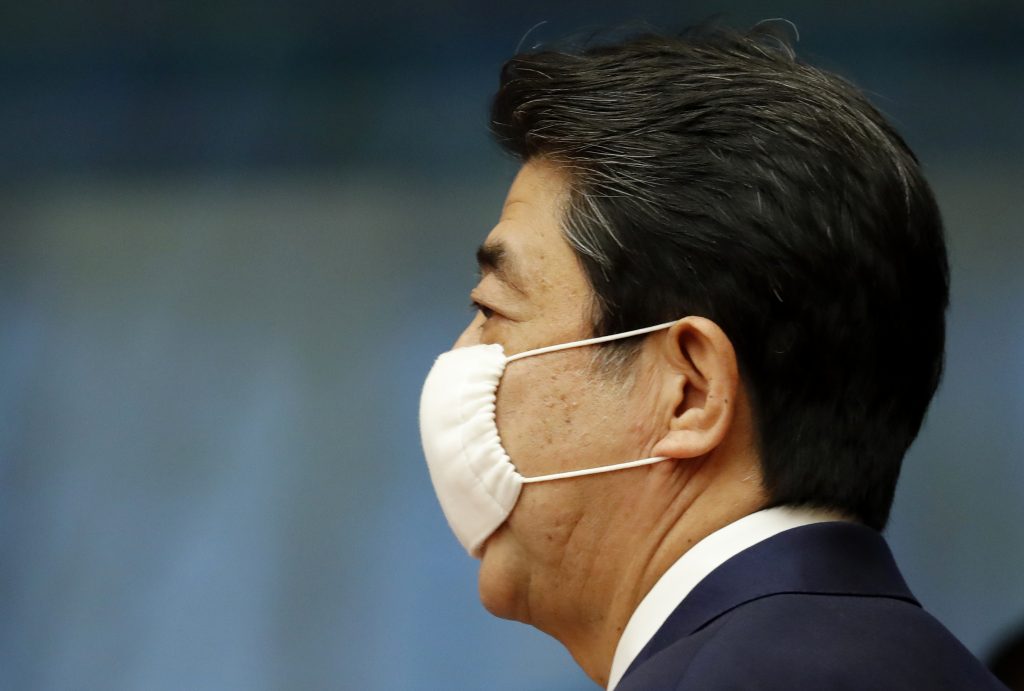 安倍晋三首相は中国が香港に対する新しい法律を可決したのを受け、日本が「深い憂慮」を持って香港の状況を注視していると述べた。（AFP）
