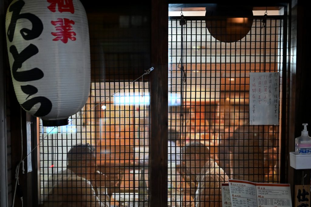 現在のコロナ禍で、30の飲食店を含む190以上の小企業が破綻した。(AFP)