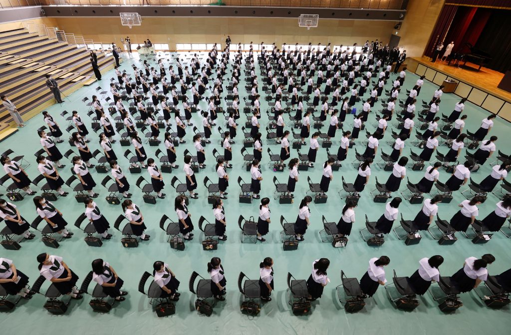 大阪府東大阪市の私立樟蔭高校ではこの日、３度にわたり延期されていた入学式がようやく開かれた。(AFP)
