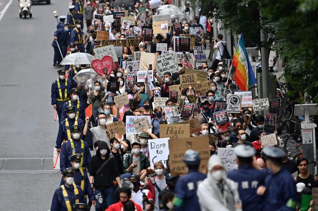 東京都心でブラック・ライヴズ・マター抗議運動のデモ行進に参加する人々。2020年6月14日。（AFP）