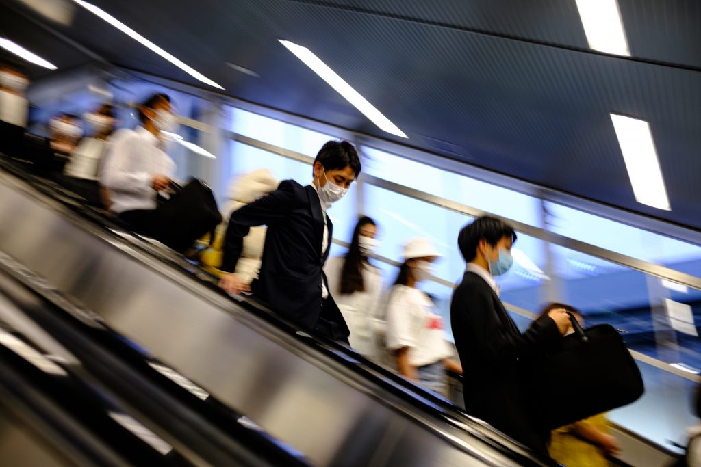 19日からは県境をまたぐ移動のほか、観客が1000人以下のコンサート、展示会の開催などが可能になる。(AFP)