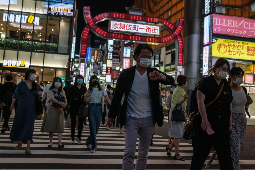 東京都で６０人、北海道で１７人の感染が判明し、いずれも１日当たりの感染者数は緊急事態宣言が解除された以降で最多となった。(AFP)