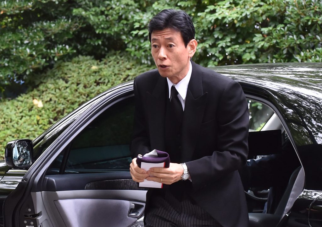 西村氏は、日銀がマイナス金利の深化など需要喚起策を検討すべきかとの質問にコメントした。(AFP)