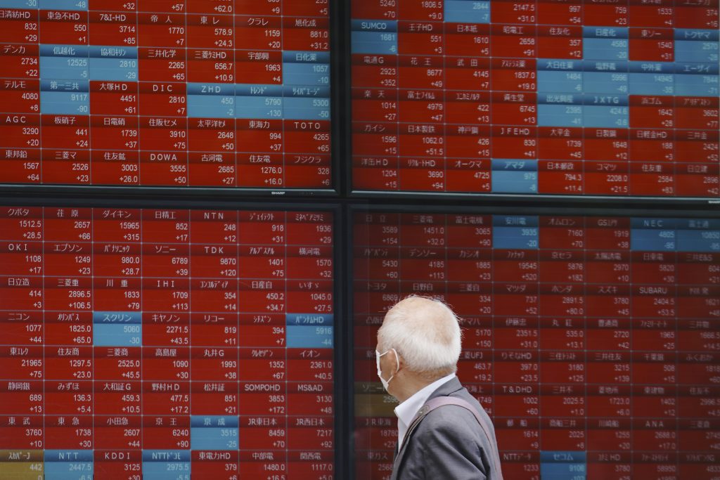 2020年5月28日木曜日、東京の証券会社にて日経平均株価を示す電子株価掲示板を見る男性。（写真ファイル/ AP）