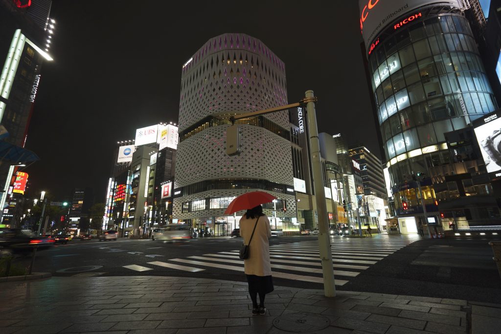 無人の銀座のショッピング街に佇む女性、提供写真、2020年3月28日。2020年6月8日(月)に発表された政府のデータによると、日本経済は依然として不況にあるが、第1四半期の縮小率は当初予想されていたよりも低かった。(AP Photo)