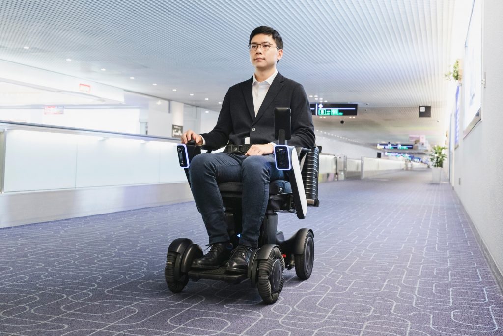 2019年11月に東京・羽田空港で行われた同社の自律走行システムの試運転の様子(WHILL社提供)。誰にも押してもらわずに車椅子のように動く自律型モビリティシステムが、新型コロナウイルスのパンデミックの中で、ソーシャルディスタンスを保つ手助けのため、東京の空港の周りを走り回っている。(AP経由、WHILL社)