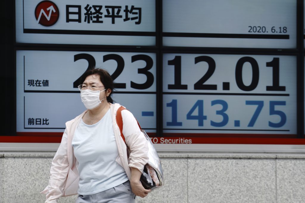 日本株は21日、じり安となり、コロナウイルス感染が世界的に増加していることへの懸念により、投資家が緊張状態にあることから、小幅な値動きだった。（資料写真/AP）