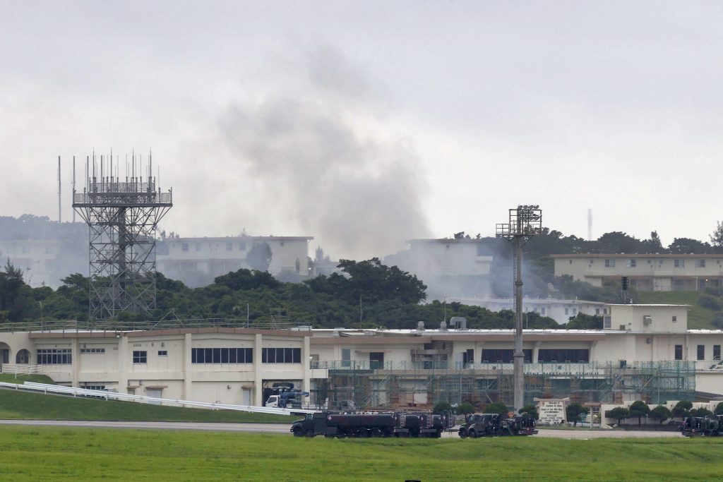 日本の沖縄島で起こった火災の最中、嘉手納空軍基地の第18航空団有害物質取扱所から立ち上る煙。2020年6月22日。（資料写真/AP経由共同通信）