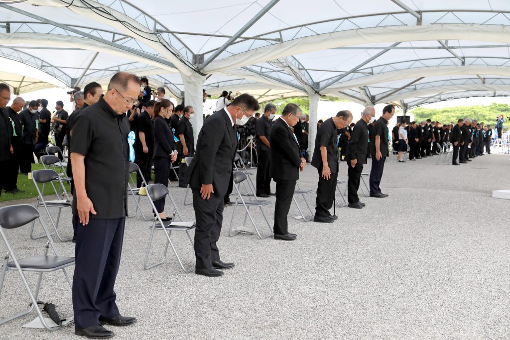 沖縄全戦没者追悼式で、席の間隔を空けて黙とうする参列者＝２３日午後、沖縄県糸満市の平和祈念公園。(File photo/AFP)