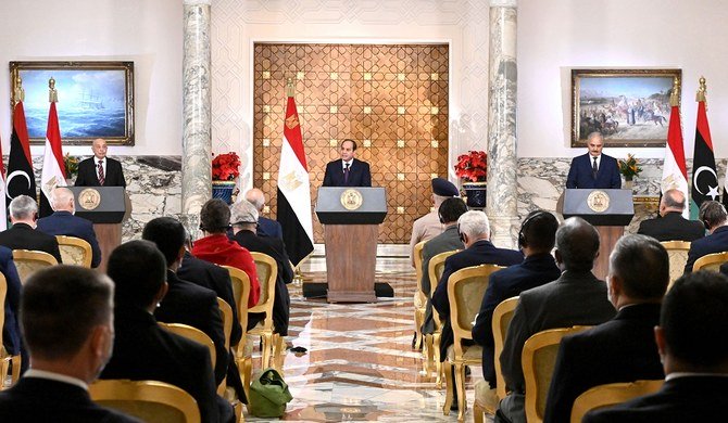 2020年6月6日にエジプト大統領府が公開した資料写真。エジプトの首都カイロで共同記者会見を行うアブデル・ファタハ・アル・シーシ・エジプト大統領(中央)、ハリファ・ハフタル・リビア司令官(右)、アギラ・サレハ・リビア国会議員(左)。(資料写真/AFP通信)
