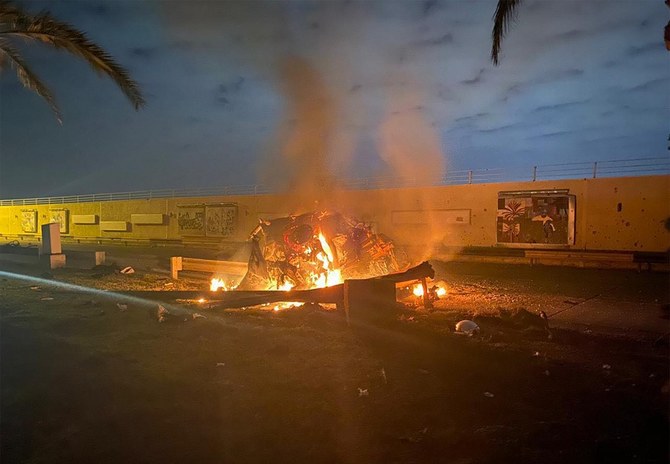 イラク軍統合作戦部隊のメディア室が公式Facebookページに公開した写真。2020年1月3日の米軍によるバグダッド国際空港道路に対する攻撃の後、炎を上げて燃える破壊された車両が写っている。（資料写真/AFP）