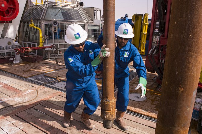 アラムコの陸上掘削リグの作業員。サウジアラビアは4月に日量約1100万バレルの石油を輸出した。(アラムコ)