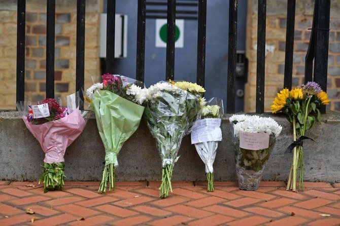 前日の刺殺事件の後、警察の非常線付近に供えられた花。ロンドン西方レディングのフォーブリー・ガーデンズ近くのアビー・ゲートウェイ、2020年6月21日。（AEP）